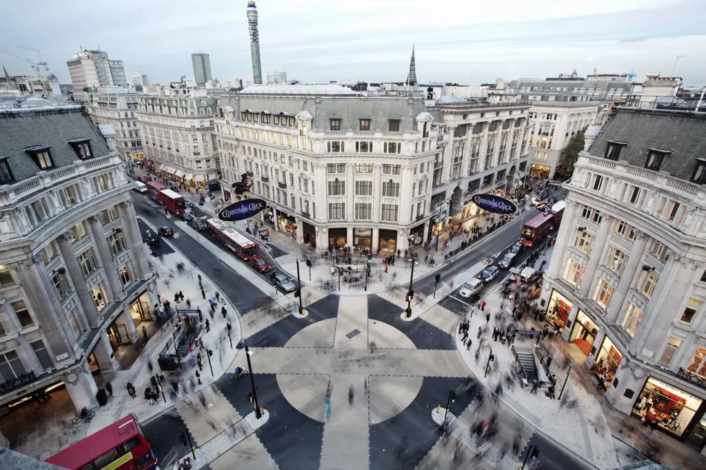 Oxford Circus — architecture and documentary photograph in London, UK, frame 15 of 22.
